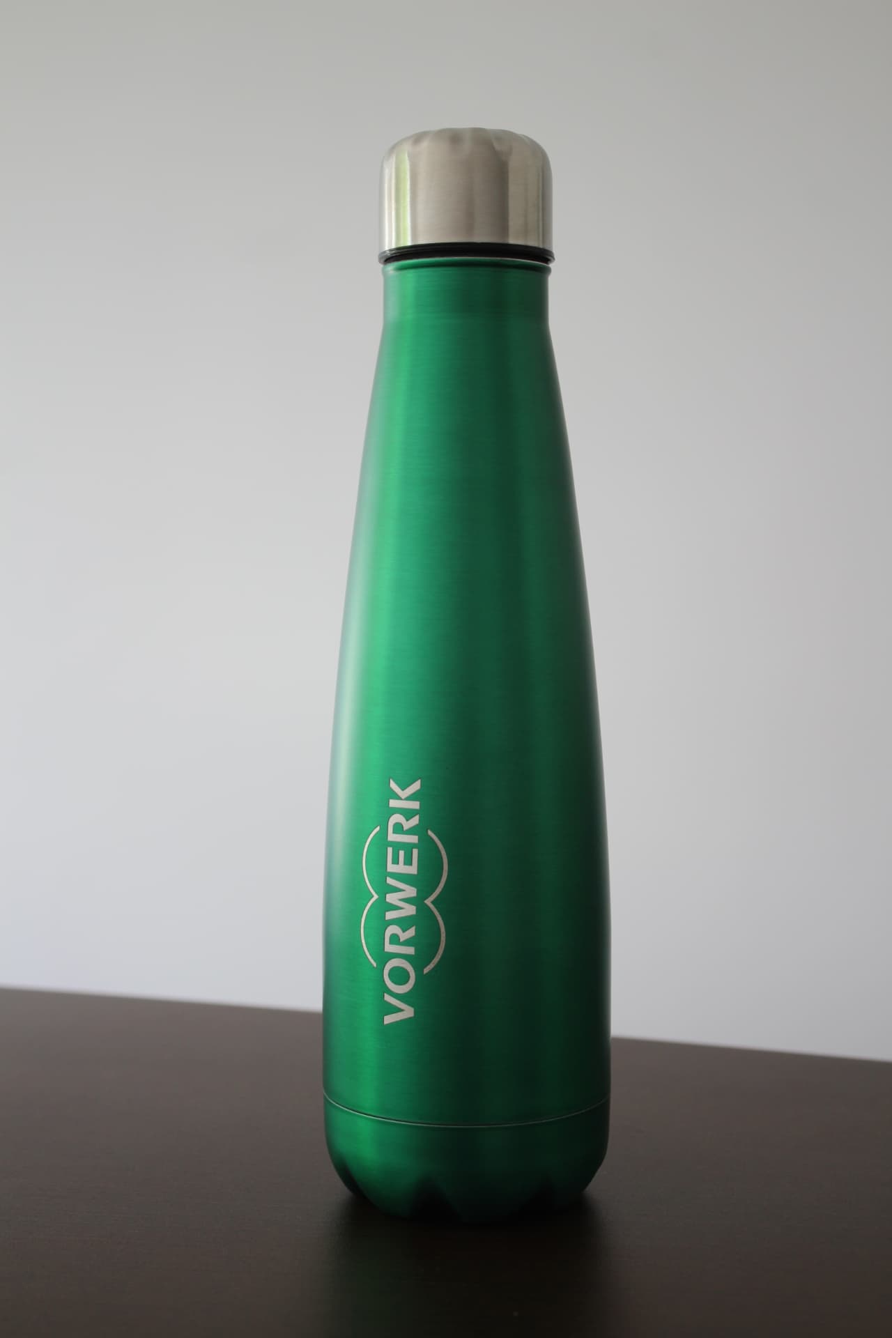 Green stainless steel water bottle engraved with the Vorwerk logo